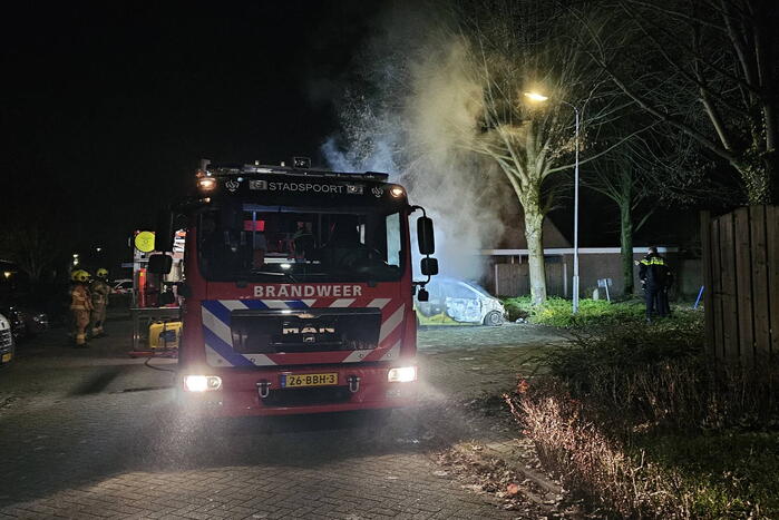Geparkeerde auto door brand verwoest