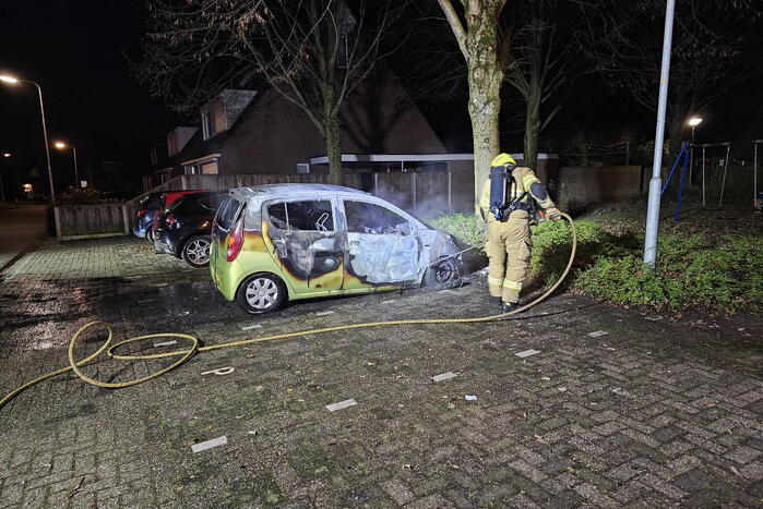 Geparkeerde auto door brand verwoest