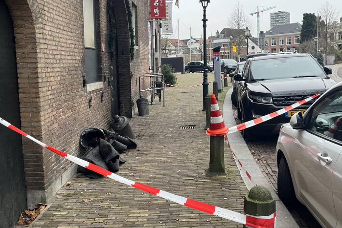 Schade na explosie bij ingang van café