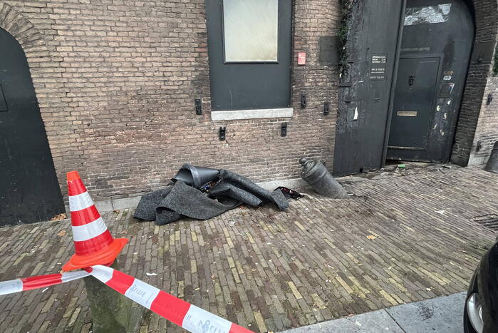 Schade na explosie bij ingang van café