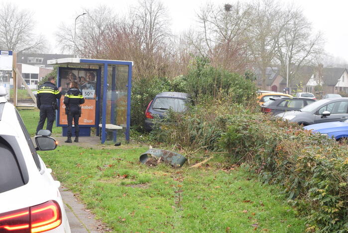 Auto raakt van weg en belandt in bosjes