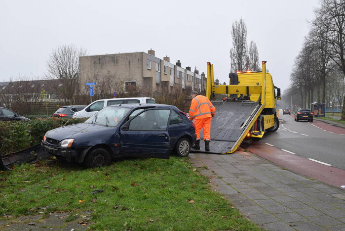 Auto raakt van weg en belandt in bosjes