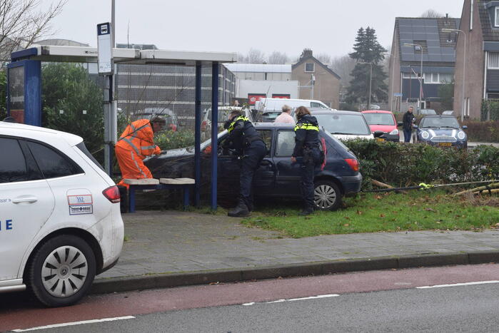 Auto raakt van weg en belandt in bosjes