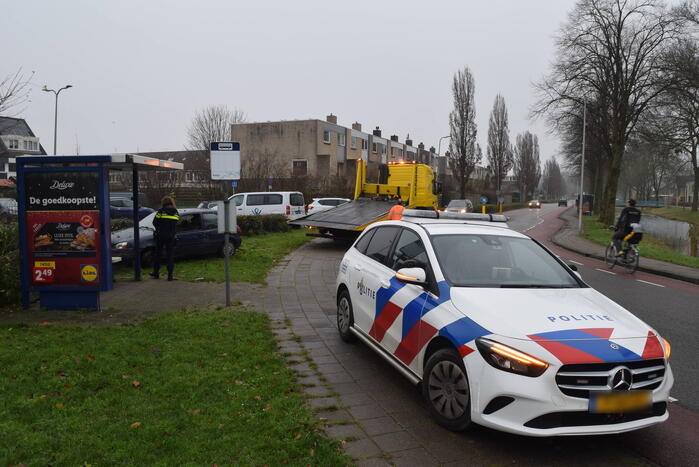 Auto raakt van weg en belandt in bosjes