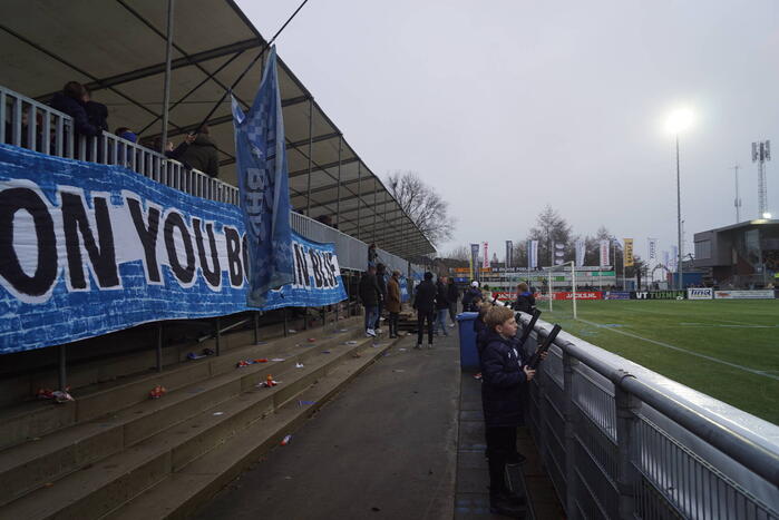 Groot aantal jeugdleden juichen luid voor SV Spakenburg