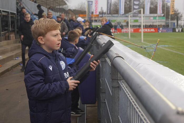 Groot aantal jeugdleden juichen luid voor SV Spakenburg