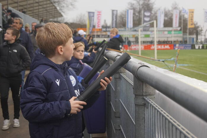 Groot aantal jeugdleden juichen luid voor SV Spakenburg