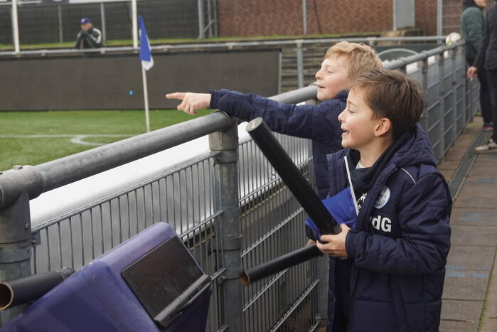 Groot aantal jeugdleden juichen luid voor SV Spakenburg