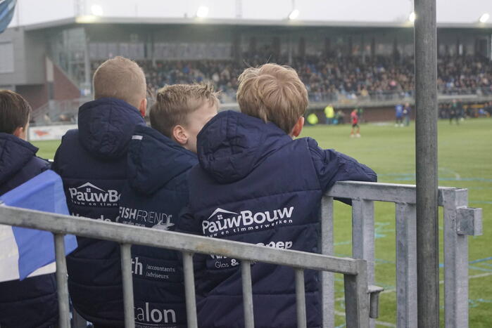Groot aantal jeugdleden juichen luid voor SV Spakenburg