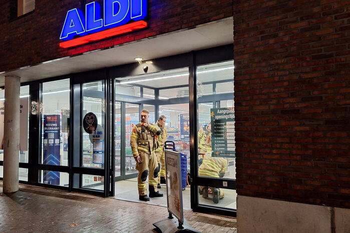 Brandweer ventileert winkel na rookontwikkeling door vuurwerk