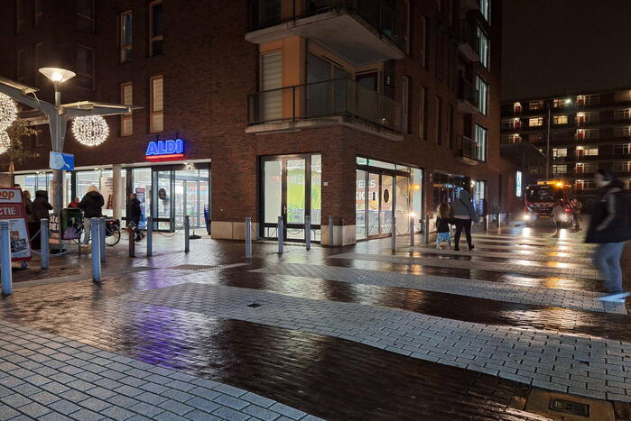 Brandweer ventileert winkel na rookontwikkeling door vuurwerk
