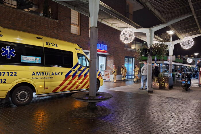 Brandweer ventileert winkel na rookontwikkeling door vuurwerk