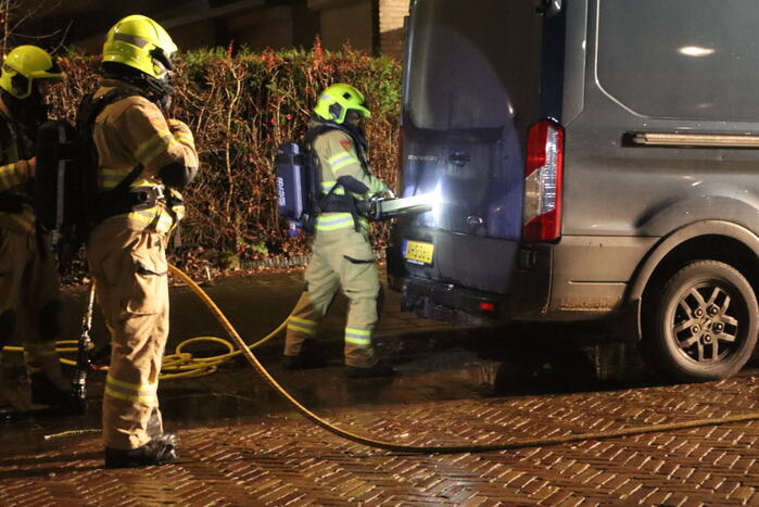 Bestelbus zwaar beschadigd door brand, politie onderzoekt brandstichting