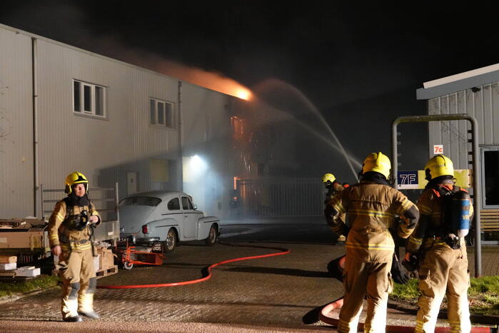 Grote schade door uitslaande brand in bedrijfspand