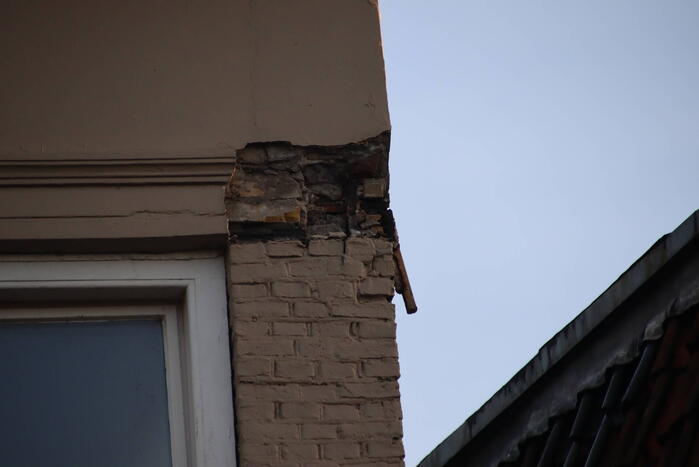Stuk van gevel breekt af