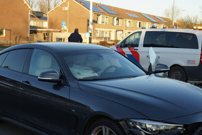 Voertuigen botsen op kruispunt