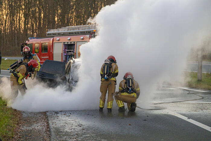 Auto vliegt onderweg in brand
