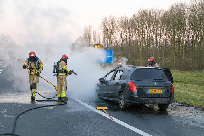 Auto vliegt onderweg in brand