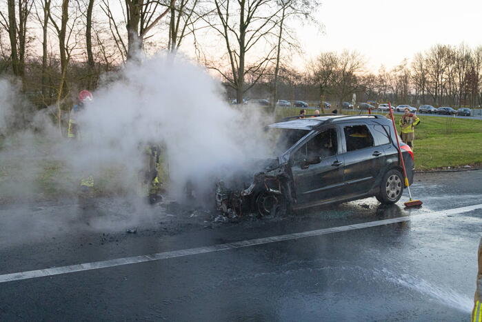 Auto vliegt onderweg in brand