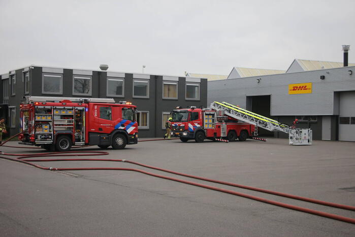 Brandweer blust brand in DHL pand