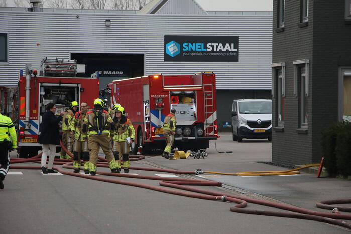 Brandweer blust brand in DHL pand