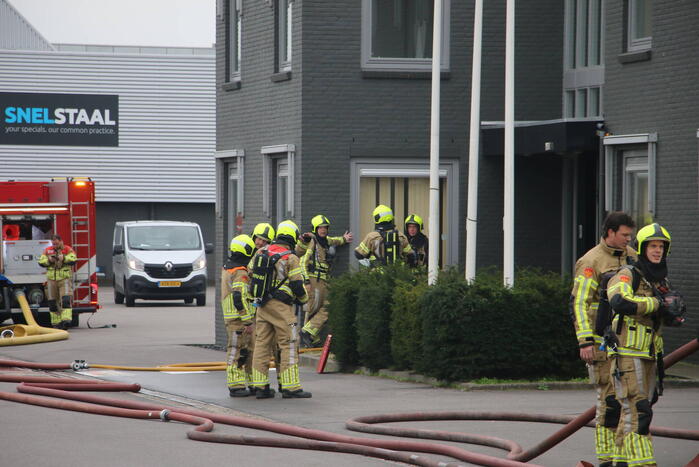 Brandweer blust brand in DHL pand