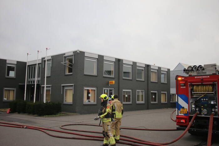 Brandweer blust brand in DHL pand
