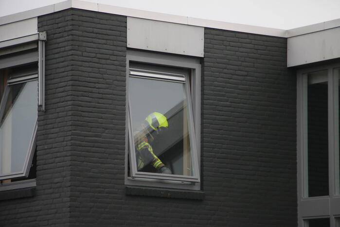 Brandweer blust brand in DHL pand