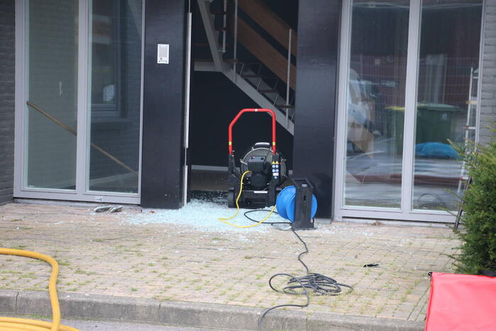 Brandweer blust brand in DHL pand