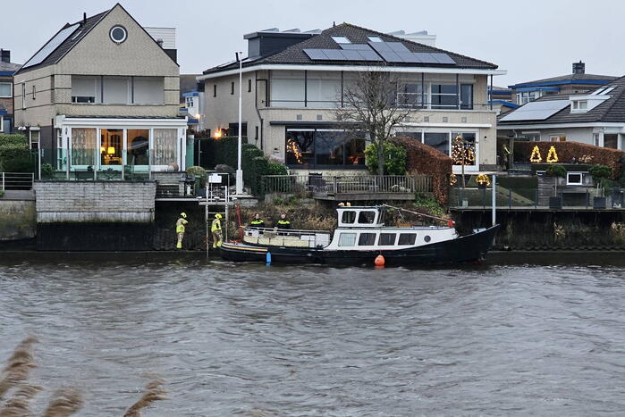 Boot stuurloos geraakt tijdens het varen