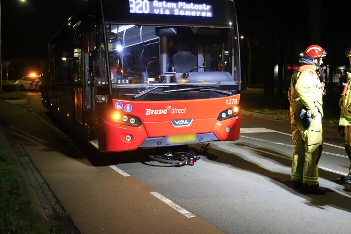 Fietser komt onder lijnbus terecht