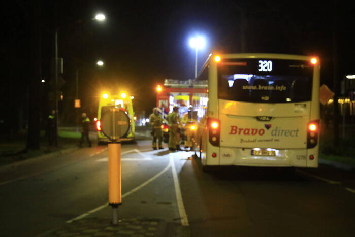 Fietser komt onder lijnbus terecht
