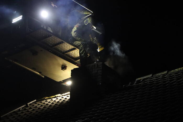 Brandweer dooft schoorsteenbrand