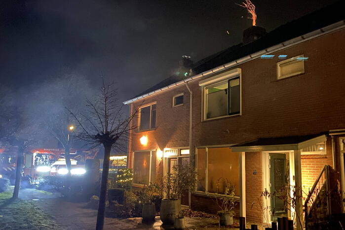 Brandweer dooft schoorsteenbrand