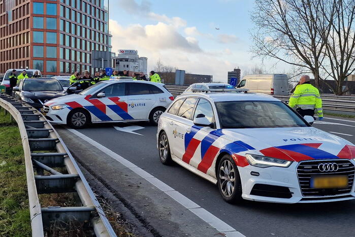 Politie zet auto klem op snelweg na achtervolging