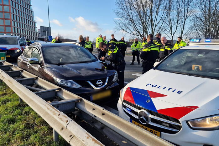 Politie zet auto klem op snelweg na achtervolging