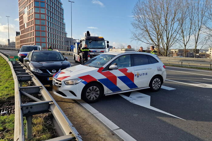 Politie zet auto klem op snelweg na achtervolging