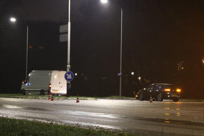 Automobilist en bestuurder van bestelbus in botsing