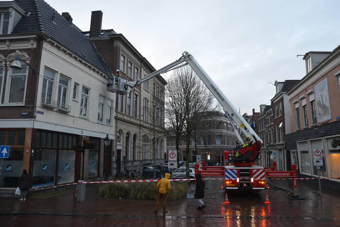 Dakrand dreigt te vallen door storm