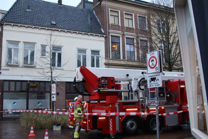 Dakrand dreigt te vallen door storm