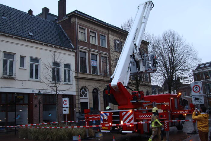 Dakrand dreigt te vallen door storm