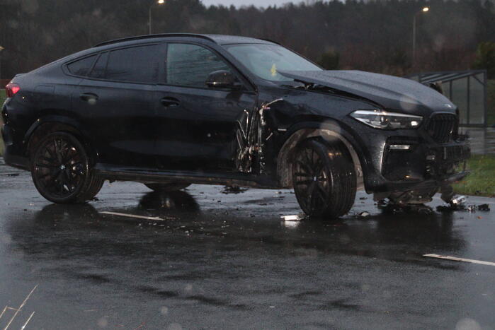 Dure BMW zwaar beschadigd na aanrijding