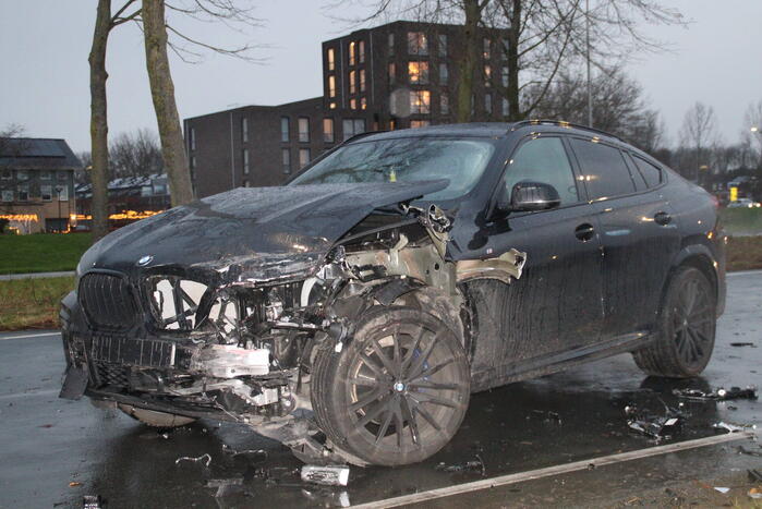 Dure BMW zwaar beschadigd na aanrijding