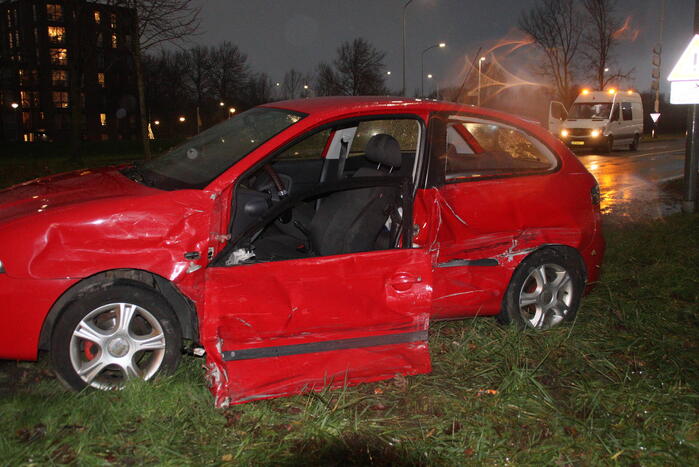 Dure BMW zwaar beschadigd na aanrijding