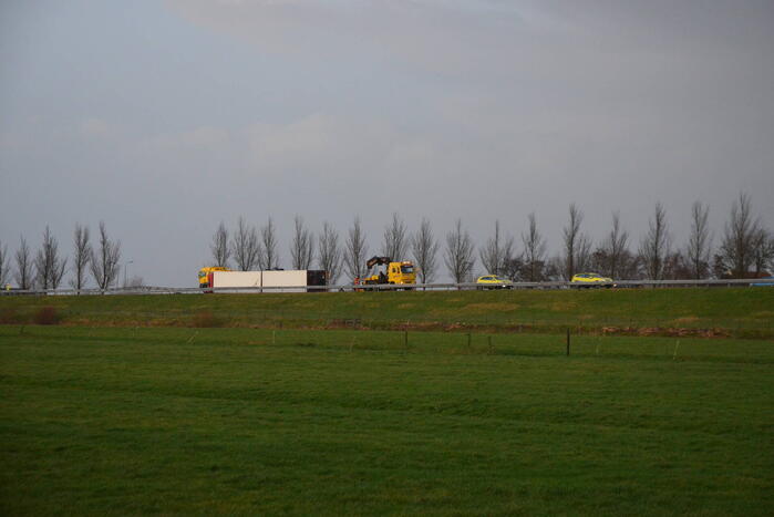 Berging gekantelde vrachtwagen in volle gang