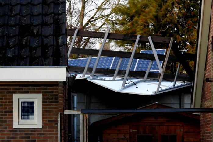 Brandweer verwijdert stellage en zonnepanelen van dak
