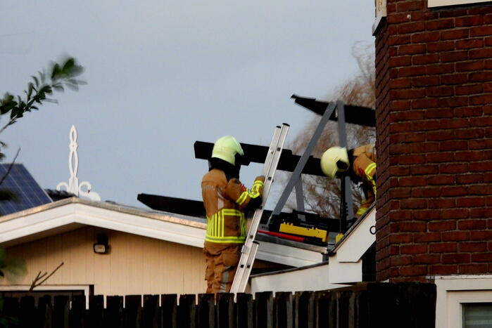 Brandweer verwijdert stellage en zonnepanelen van dak