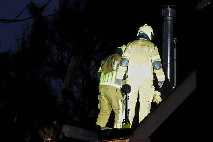 Brandweer verwijdert stellage en zonnepanelen van dak