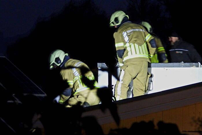 Brandweer verwijdert stellage en zonnepanelen van dak