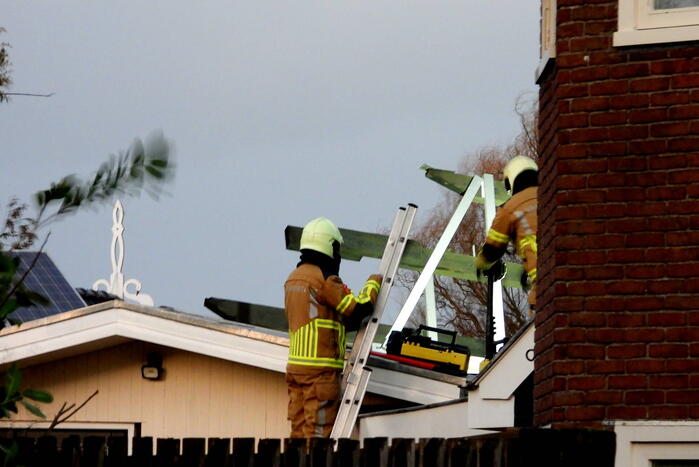 Brandweer verwijdert stellage en zonnepanelen van dak